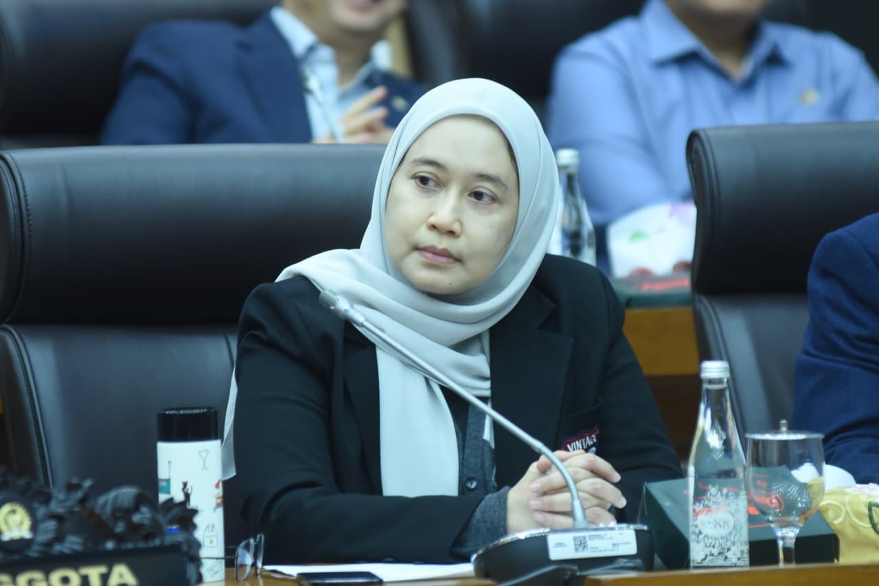 Anggota Komisi XII DPR RI Dewi Yustisiana dalam Rapat Dengar Pendapat Komisi XII DPR RI bersama Ketua dan Anggota Komite BPH Migas di Ruang Rapat Komisi XII, Gedung Nusantara I, DPR RI, Senayan, Jakarta, Senin (24/11/2025). Foto : Jaka/Andri.
