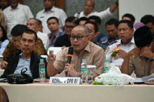 Anggota Komisi V DPR RI Sofwan Dedy Ardyanto saat mengikuti kunjungan kerja Komisi V di Ambon, Kamis (30/10/2025). Foto: Estu/vel.