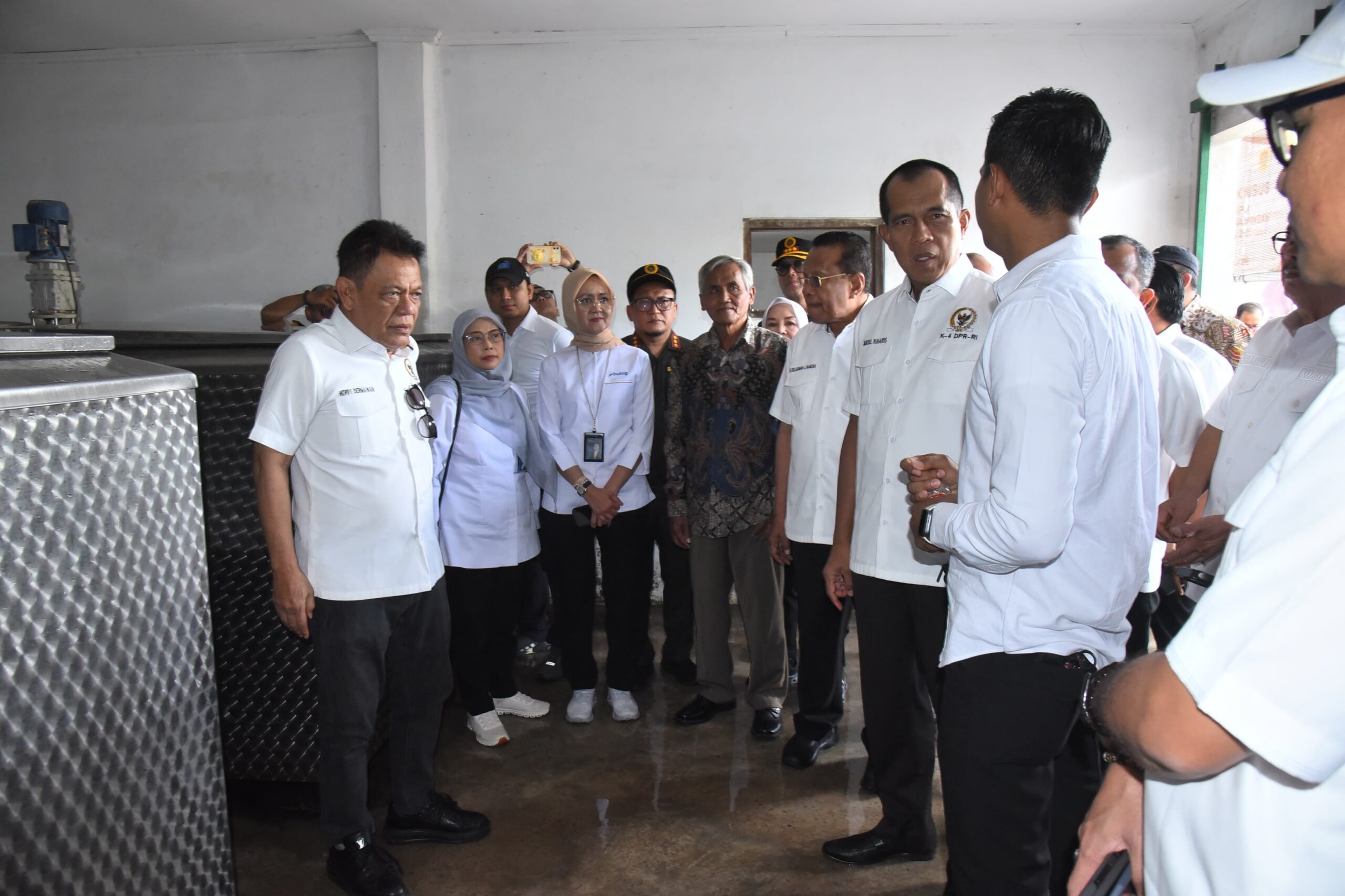 Anggota Komisi IV DPR RI Herry Dermawan (kiri) saat mengikuti kunjungan kerja Komisi IV DPR RI ke Koperasi Peternak UD Pramono, Boyolali, Jawa Tengah, Jumat (7/11/2025). Foto: Dep/vel