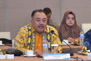 Anggota Komisi XII DPR RI Ateng Sutisna saat melakukan kunjungan kerja spesifik di kawasan Pembangkit Listrik Tenaga Gas dan Uap (PLTGU) Tambak Lorok, Semarang, Jumat (7/11/2025). Foto : Oji/Andri.