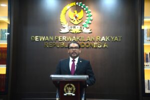Anggota Komisi III DPR RI M. Nasir Djamil, saat memberikan keterangan secara daring pada hadapan Majelis Hakim MK, di Ruang Puspanlak, Selasa (4/11/2025). Foto: Geraldi/vel.