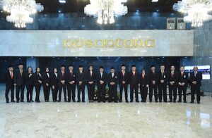 Sekretaris Jenderal DPR RI Indra Iskandar foto bersama usai memimpin agenda pelantikan JPT Pratama dan Administrator di Gedung Nusantara, Senayan, Jakarta, Rabu (12/11/2025). Foto : Tim/Andri.