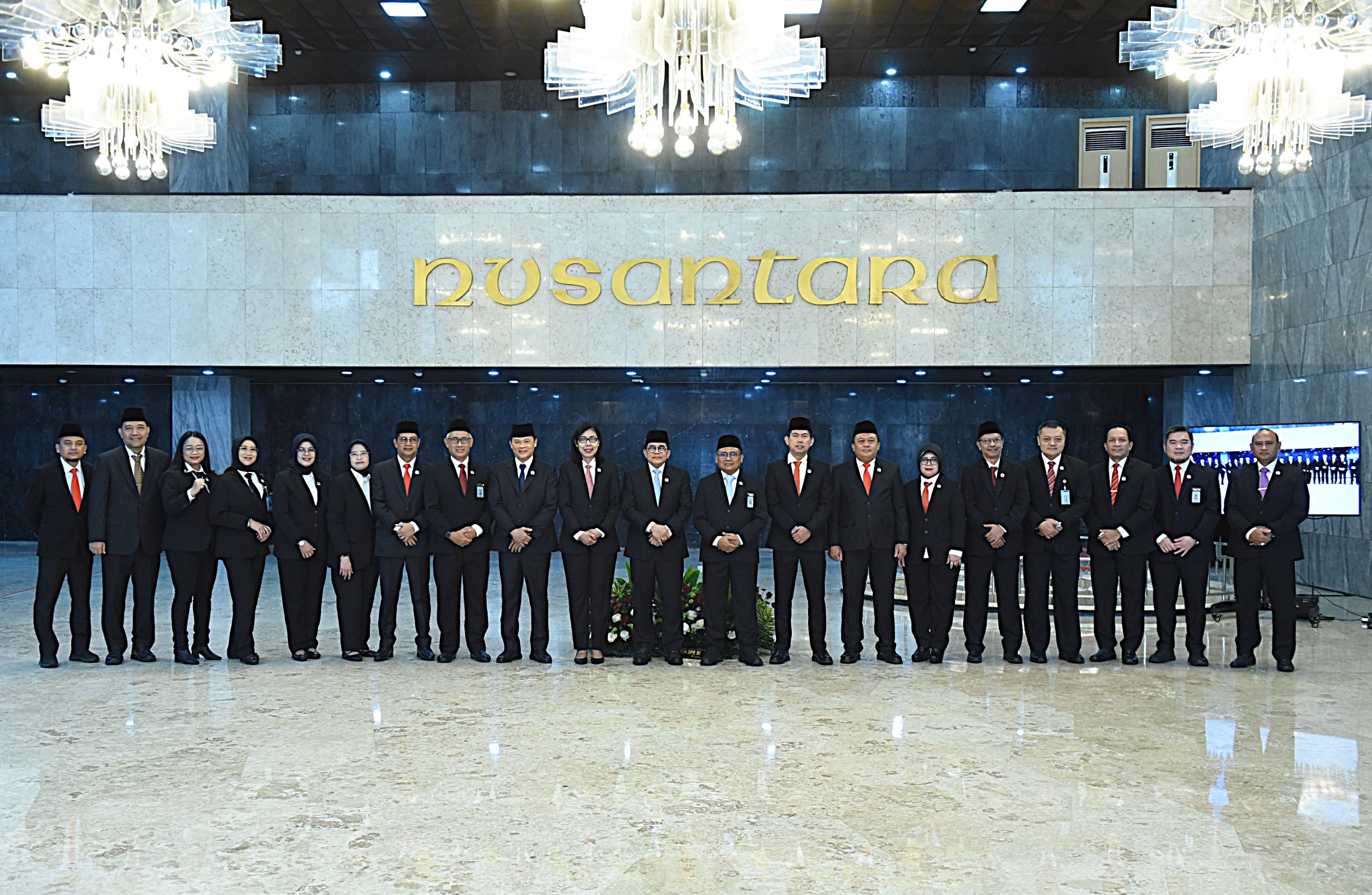 Sekretaris Jenderal DPR RI Indra Iskandar foto bersama usai memimpin agenda pelantikan JPT Pratama dan Administrator di Gedung Nusantara, Senayan, Jakarta, Rabu (12/11/2025). Foto : Tim/Andri.