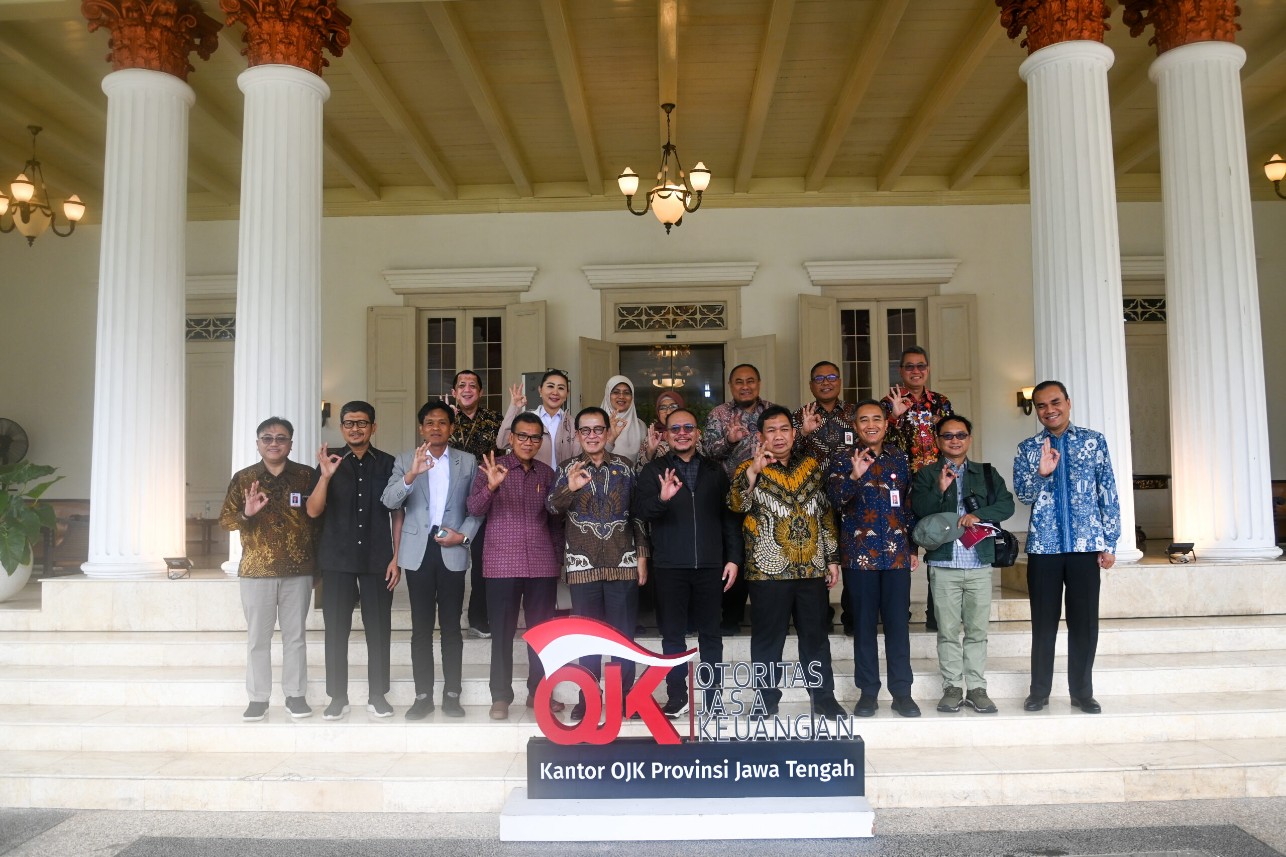 Tim Kunjungan Kerja Spesifik Komisi XI DPR RI berfoto bersama usai pertemuan Komisi XI dengan OJK Provinsi Jawa Tengah di Semarang, Sabtu (8/11/2025). Foto: Nadya/vel.