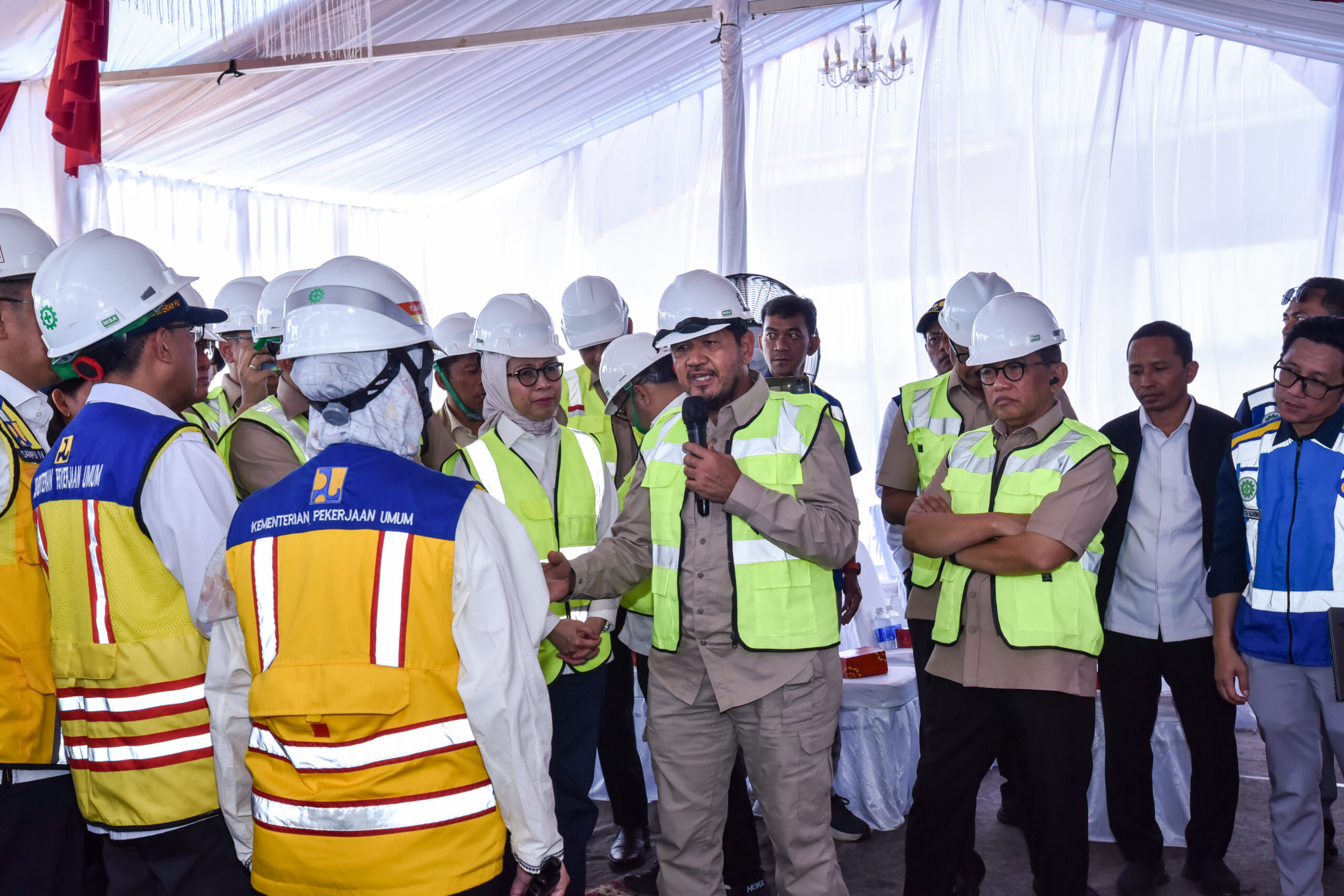 Wakil Ketua Komisi V DPR RI Roberth Rouw dalam kunjungan kerja spesifik Komisi V DPR RI di Subang, pada Senin (10/11/2025). Foto : Srw/Andri.
