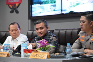 Wakil Ketua MKD DPR RI Imron Amin saat kunjungan kerja ke Kepolisian Resor (Polres) Indramayu, Jawa Barat, dalam rangka sosialisasikan Tanda Nomor Kendaraan Bermotor (TNKB) khusus bagi anggota DPR RI, Rabu (12/11/2025). Vel/Andri