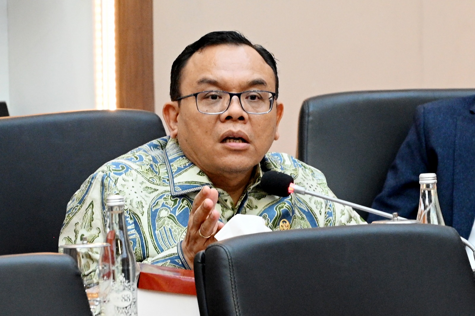 Anggota Baleg DPR RI, Saleh Partaonan Daulay dalam RDPU dengan Dece Kurniawan dari KNE dan Keuangan Syariah Anggito Abimanyu, terkait harmonisasi RUU tentang Pengelolaan Keuangan Haji di Senayan, Jakarta, Rabu (26/11/2025). Foto : Arifmen/Andri.