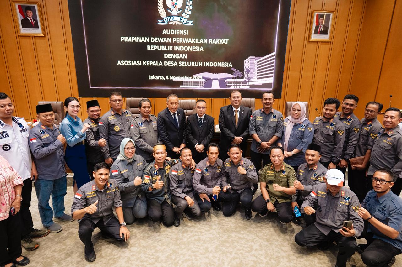 Pimpinan DPR RI berfoto bersama usai menerima audiensi dari Asosiasi Kepala Desa Seluruh Indonesia (AKSI) di Ruang Abdul Muis, Gedung Nusantara Senayan, Jakarta, Selasa (4/11/2025). Foto: Yoga/vel.