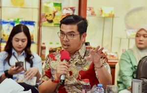 Anggota Tim Panja Daya Saing Industri Komisi VII DPR RI Bane Raja Manalu dalam kunjungan kerja Panja Daya Saing Industri Komisi VII DPR RI ke PT Indofood Sukses Makmur (Indofood CBP) di Bekasi, Jawa Barat, Jumat (7/11/2025). Foto : Tra/Andri.