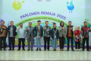 Anggota DPR RI Denny Cagur dalam foto bersama saat menghadiri kegiatan pembukaan Parlemen Remaja 2025 di Wisma Sabha, Kopo, Bogor, Senin (3/11/2025). Foto: Tari/vel.