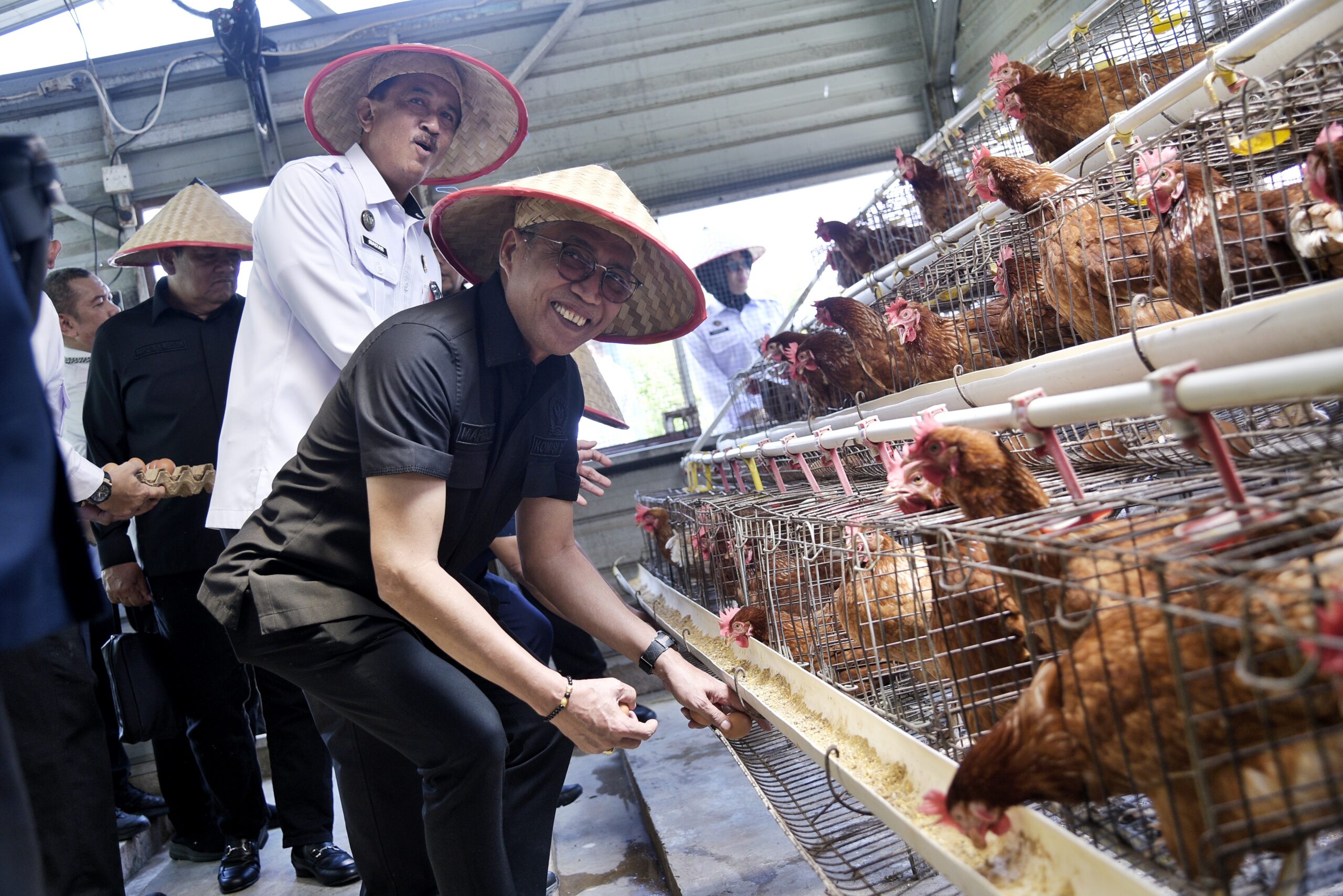 Anggota Komisi XIII DPR RI Mafirion meninjau peternakan ayam telur, salah satu program binaan di Lapas IIA Pekanbaru, Riau, hari Rabu (12/11/2025). Foto: Munchen/vel