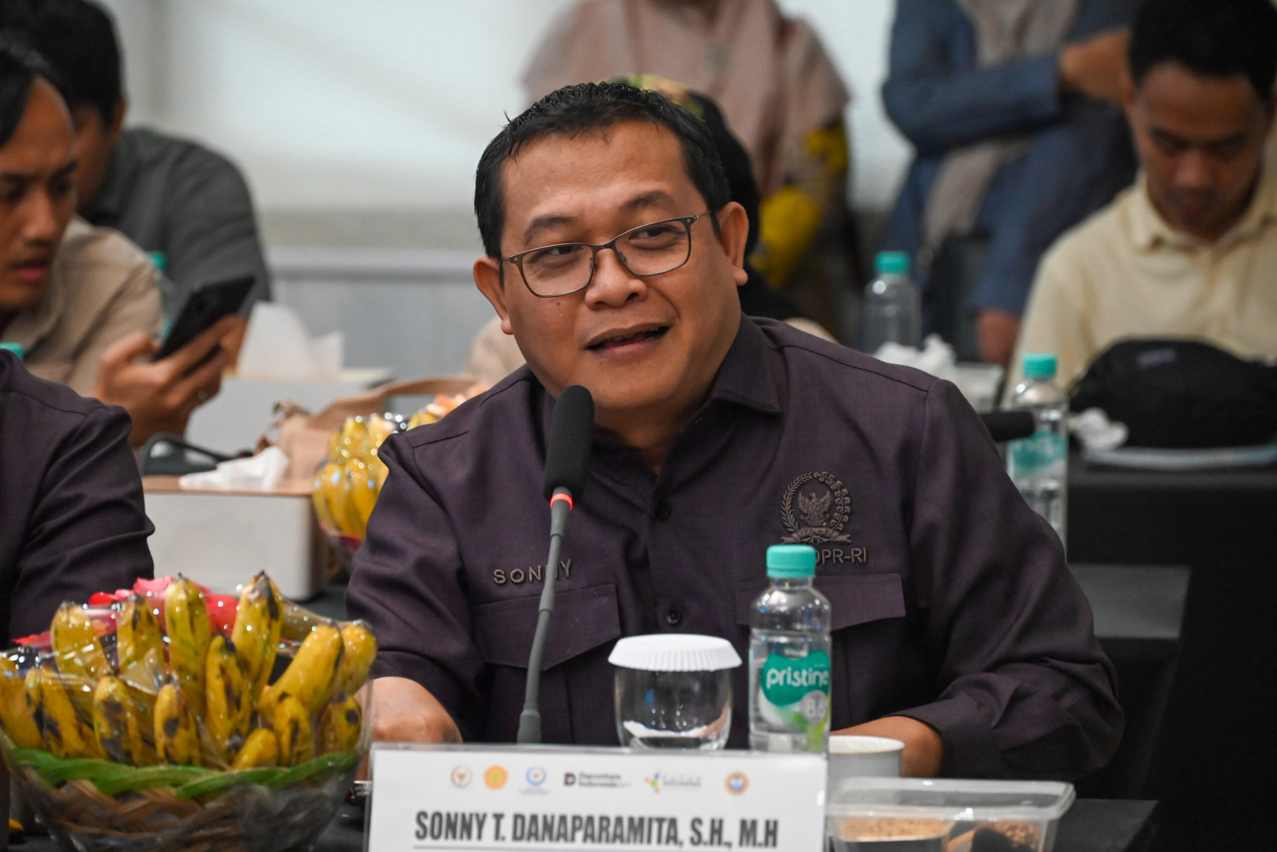 Anggota Panja, Sonny T. Danaparamita, saat mengikuti pertemuan Panja Pengawasan Distribusi Pupuk Bersubsidi Komisi IV DPR RI di Medan, Sumatera Utara, Selasa (25/11/2025). Foto: Nadya/vel.