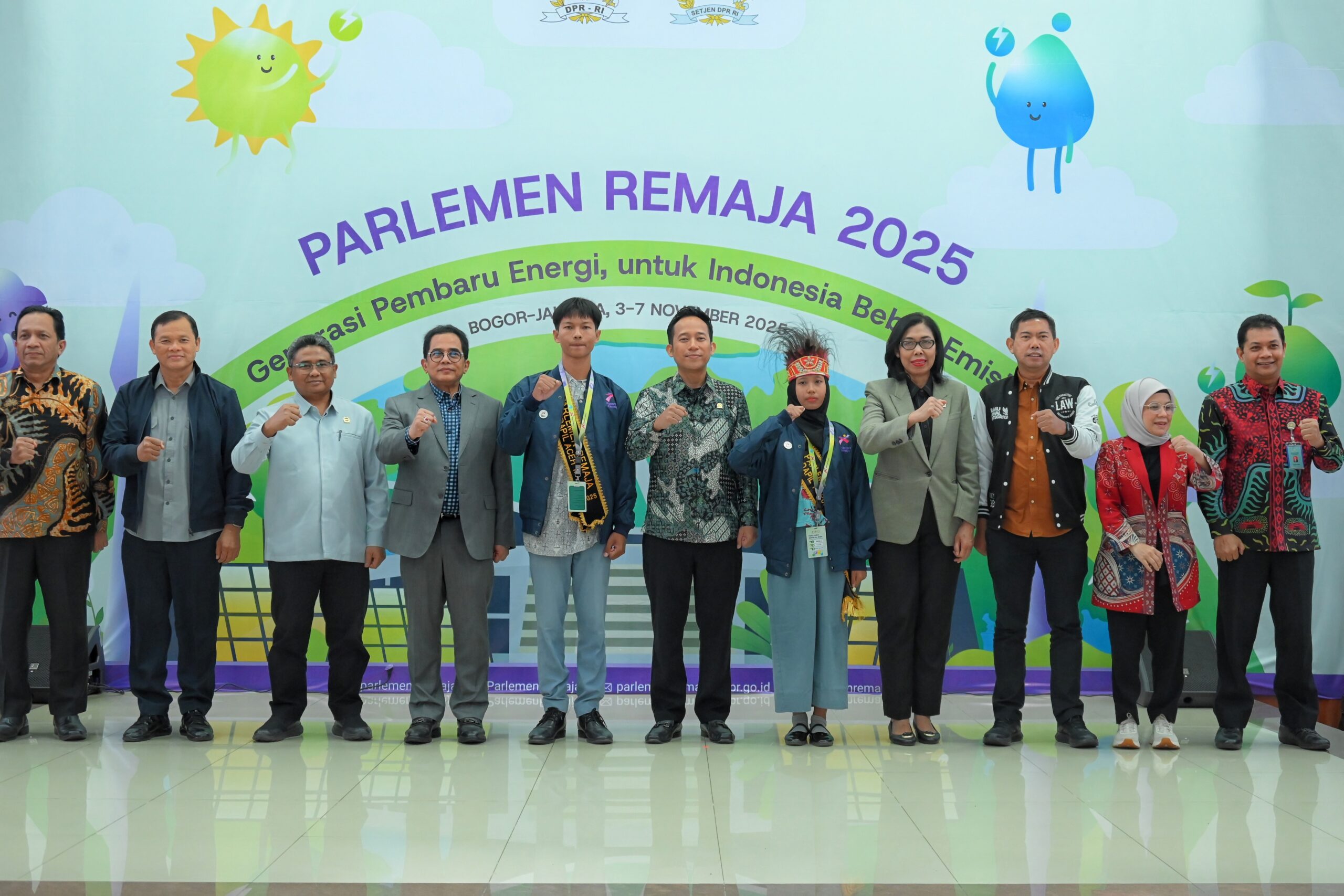 Anggota DPR RI Denny Cagur dalam foto bersama saat menghadiri kegiatan pembukaan Parlemen Remaja 2025 di Wisma Sabha, Kopo, Bogor, Senin (3/11/2025). Foto: Tari/vel.