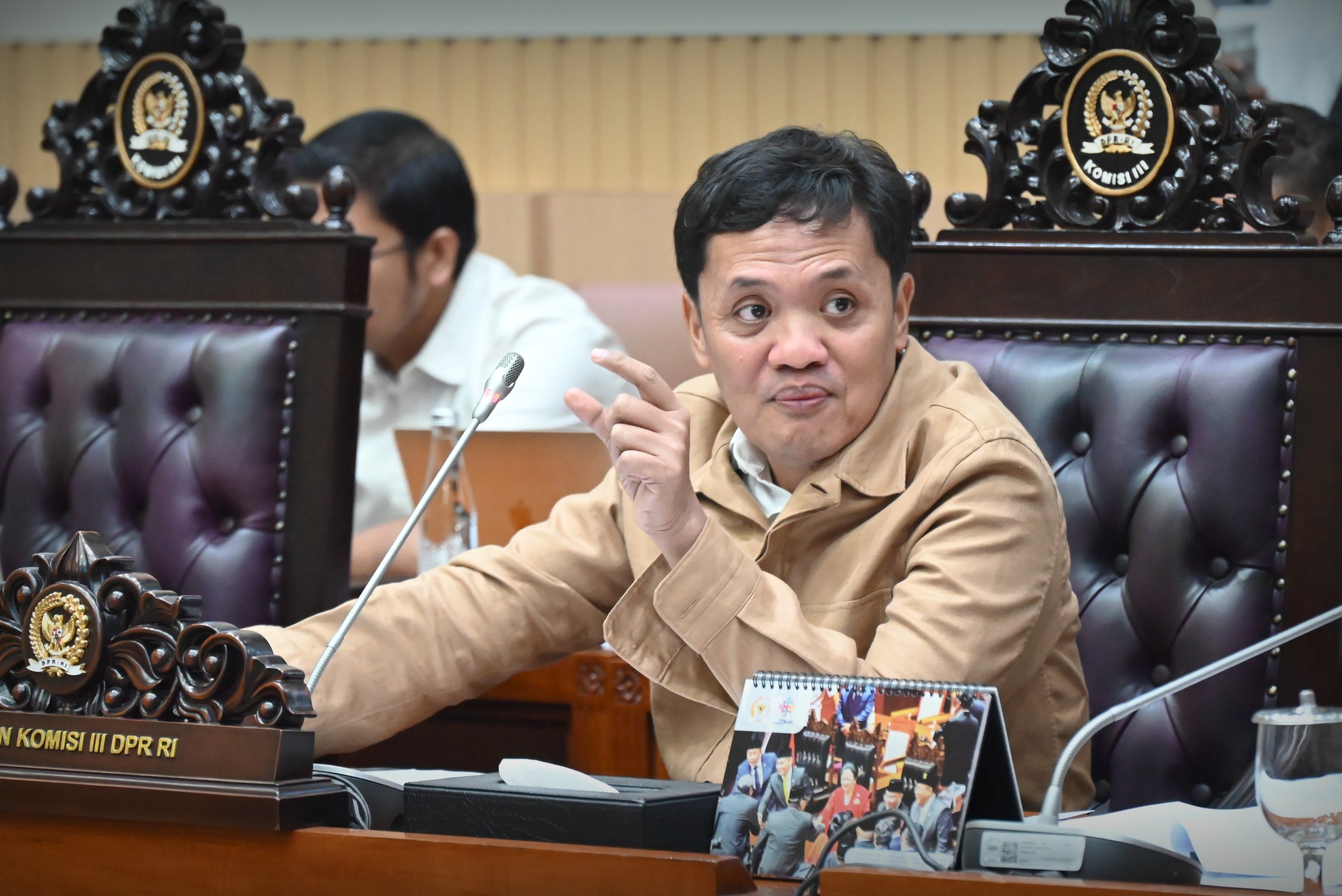 Ketua Komisi III DPR RI, Habiburokhman saat pembahasan Revisi Kitab Undang-Undang Hukum Acara Pidana (RKUHAP) bersama pemerintah di Nusantara II, Senayan, Jakarta, Rabu (12/11/2025). Foto : Mario/Andri