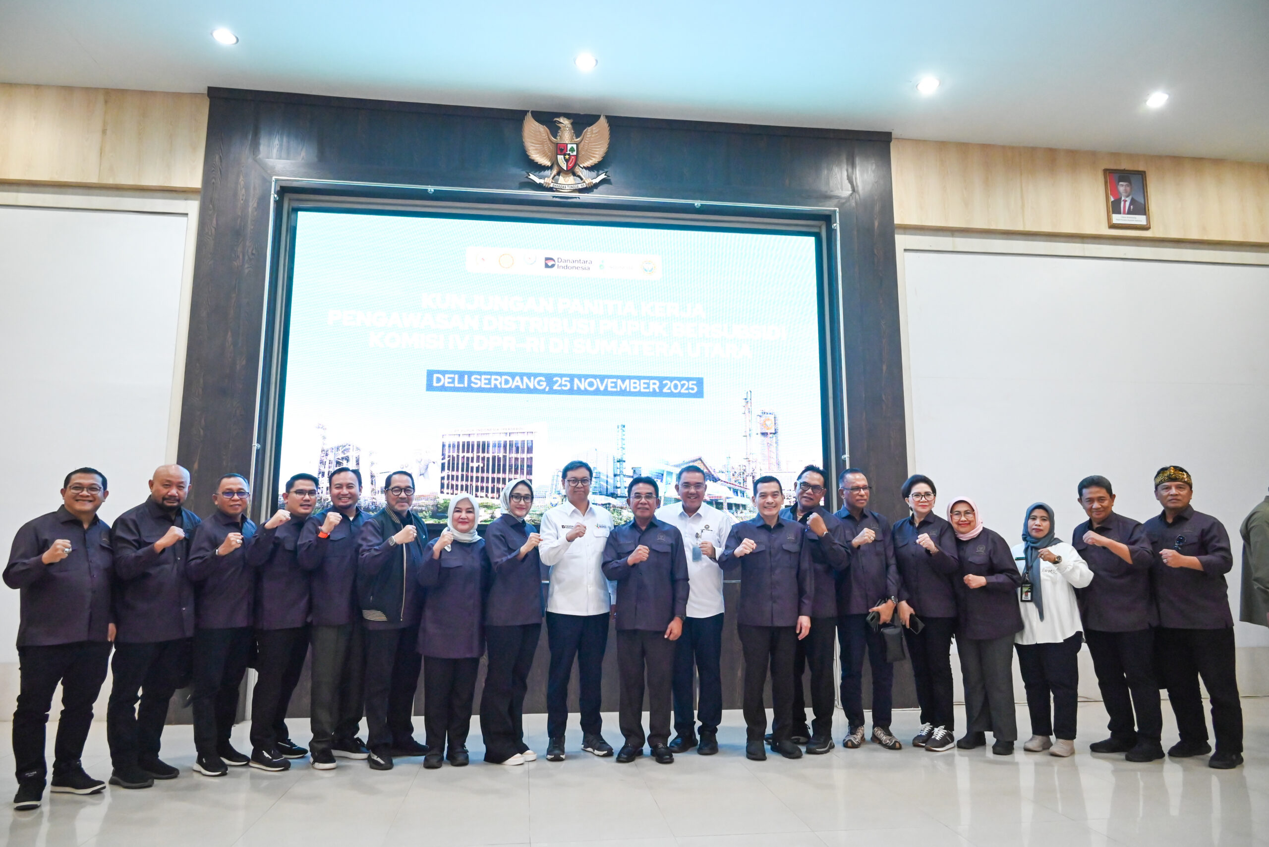 Tim Kunjungan Kerja Panja Pengawasan Distribusi Pupuk Bersubsidi Komisi IV DPR RI saat foto bersama usai pertemuan rapat di Medan, Sumatera Utara, Selasa (25/11/2025). Foto: Nadya/vel.