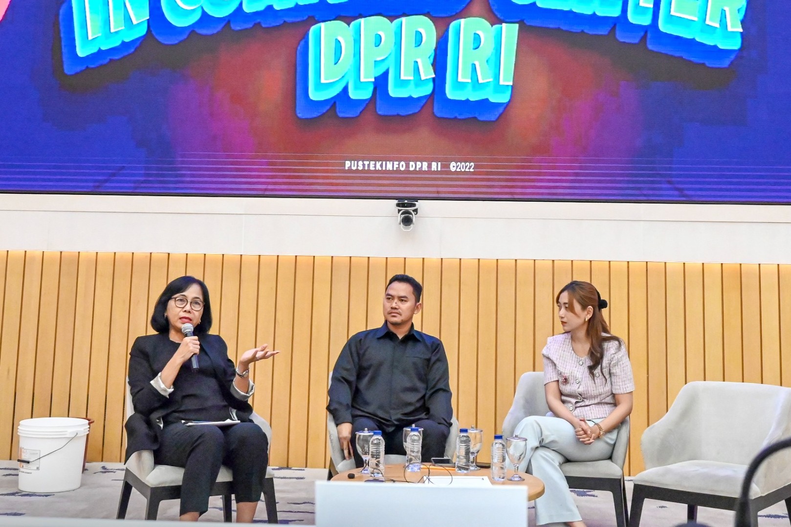 Wakil Ketua Komisi X DPR RI My Esti Wijayati (kiri) saat menjadi pembicara diskusi dengan tema “Implementasi Beasiswa Pendidikan Untuk Semua Kalangan”, di Kompleks Parlemen Senayan, Jakarta, Selasa (4/11/2025). Foto: Mario/vel.