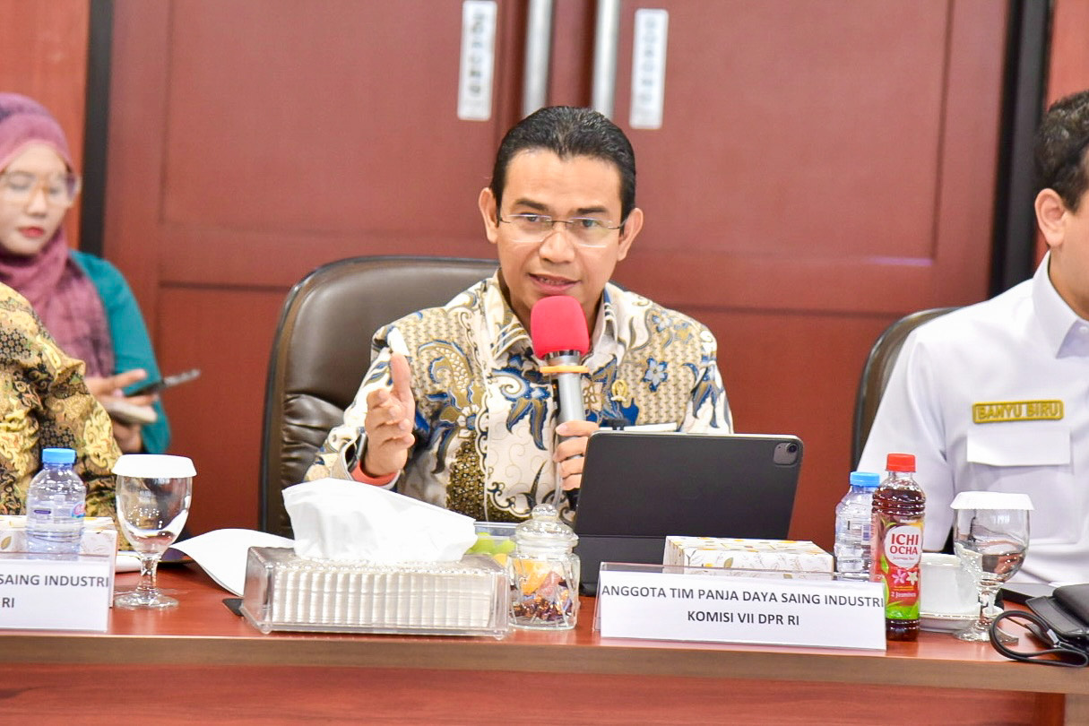Anggota Tim Panja Daya Saing Industri Komisi VII DPR RI Hendry Munief saat mengikuti pertemuan kunjungan kerja Panja Daya Saing Industri Komisi VII DPR RI ke Bekasi, Jawa Barat, Jumat (7/11/2025). Foto: Tra/vel.