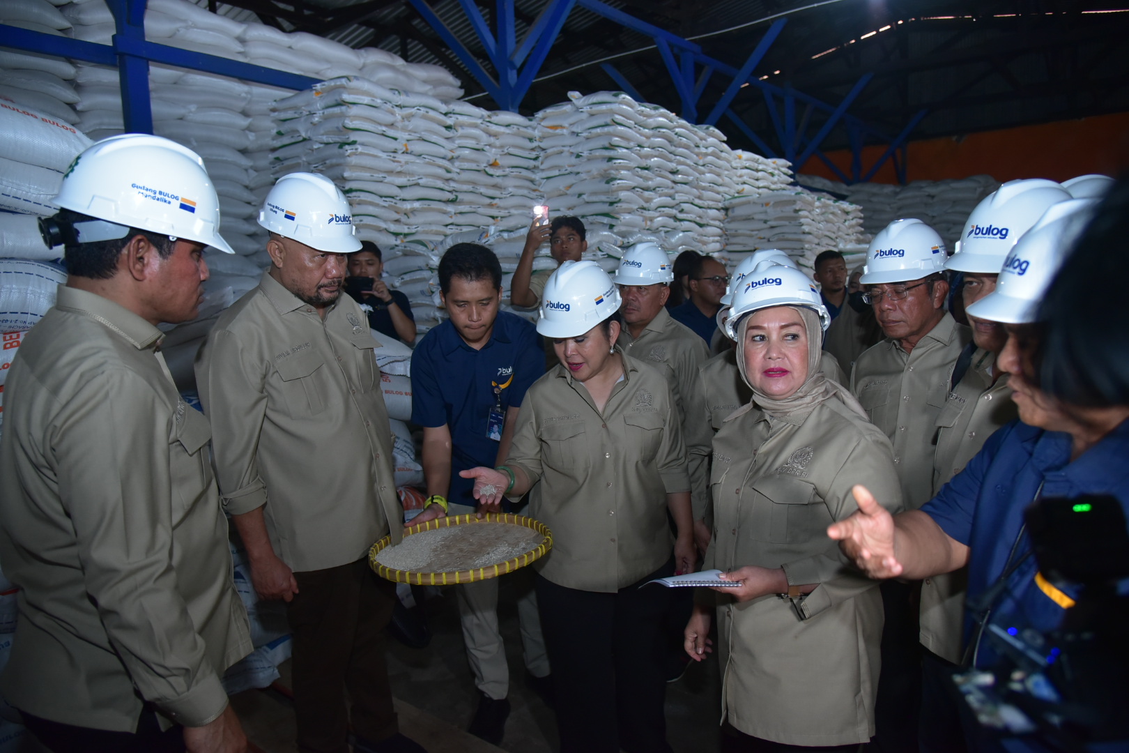 Ketua Komisi IV DPR RI Siti Hediati Soeharto bersama tim saat meninjau Gudang Bulog Mandalika, Sandubaya, Kota Mataram, Selasa (11/11/2025). Foto: Oji/vel.
