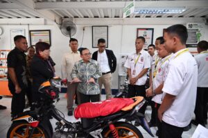 Ketua Komisi VII DPR RI, Saleh Partaonan Daulay saat kunjungan kerja spesifik ke kawasan industri MM2100 Cikarang di Kabupaten Bekasi, Jawa Barat, Rabu (26/11/2025). Foto : Uc/Andri.