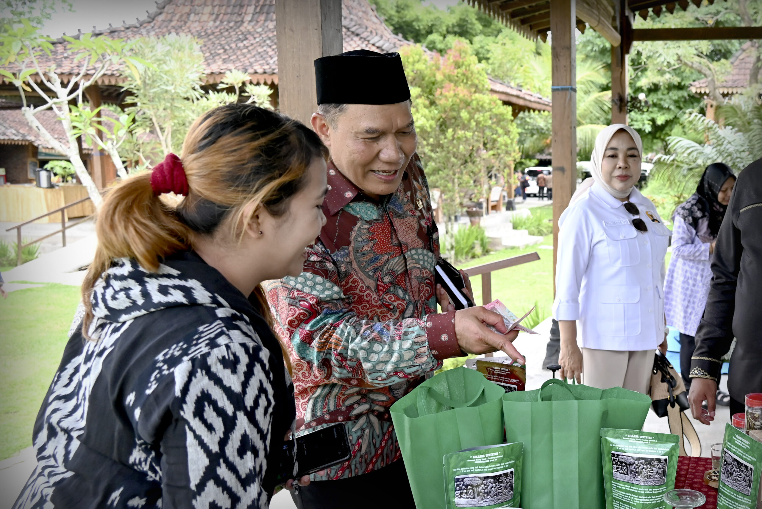 Anggota Komisi VII DPR RI Bambang Haryo Soekartono saat mengikuti kunjungan kerja Tim Panja Standarisasi Desa Wisata Komisi VII DPR RI di Desa Wisata Wanurejo, Kabupaten Magelang, Jawa Tengah, Jumat (7/11/2025). Foto: Mario/vel.
