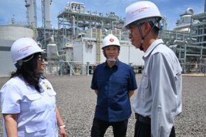 Anggota Komisi VII DPR RI, Rico Sia (tengah) saat mengikuti Kunjungan Kerja Spesifik Komisi VII DPR RI ke PT Lotte Chemical Indonesia di Cilegon, Banten pada Jumat (21/11/2025). Foto: Ucha/vel.