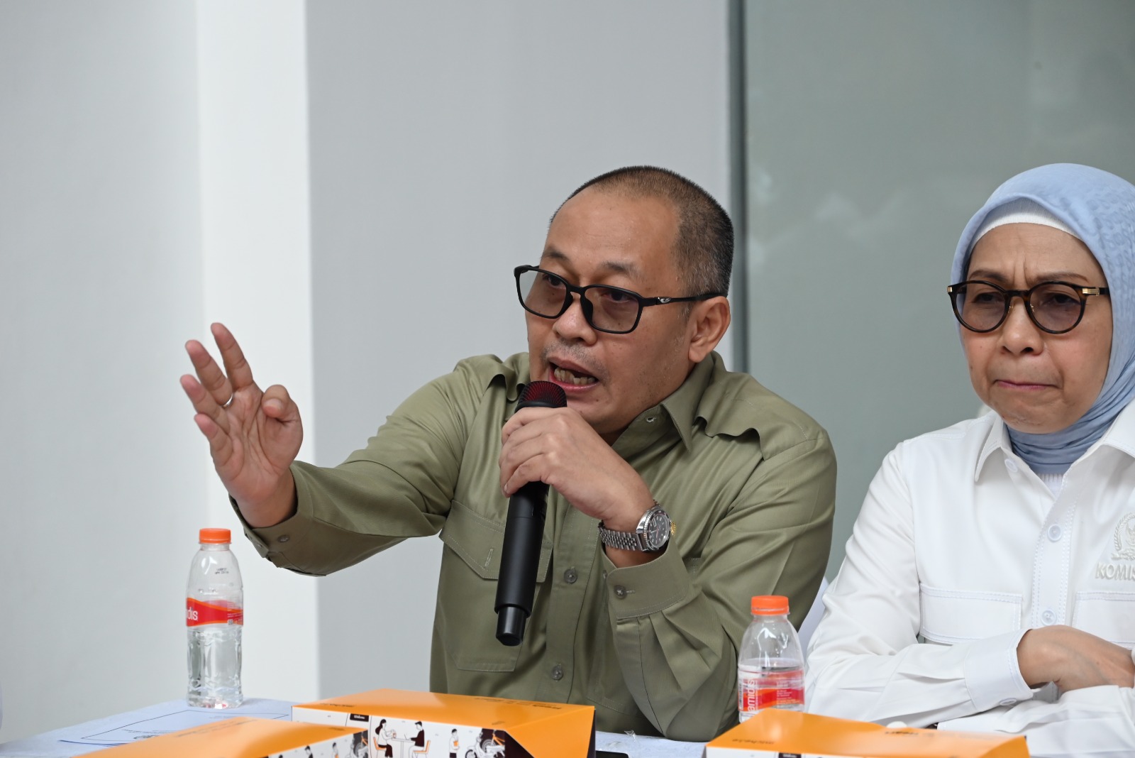 Anggota Komisi V DPR RI, Sofwan Dedy Ardyanto, saat mengikuti kunjungan spesifik Komisi V ke Jalan Tol Cijago, Depok, Jawa Barat, Kamis (6/11/2025). Foto: Hira/vel