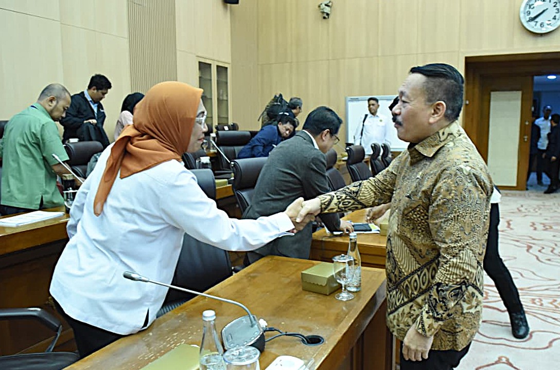 Anggota Komisi XII DPR RI, Sartono dalam RDP dan RDPU Komisi VII DPR RI dengan Dirjen Minerba, Dirjen Penegakan Hukum Kementerian ESDM, Direktur Utama PT Timah Tbk, dan Ketum AETI di Gedung DPR, Jakarta, Rabu (12/11/2025). Foto : Jaka/Andri.