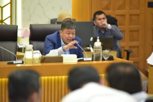 Wakil Ketua Komisi IV DPR RI Alex Indra Lukman saat mengikuti Rapat Kerja Komisi IV DPR RI bersama Badan Pangan Nasional (Bapanas) dan Badan Karantina Indonesia (Bakarantin), di Gedung Nusantara, DPR RI, Senayan, Jakarta, Senin (24/11/2025). Foto: Oji/vel.