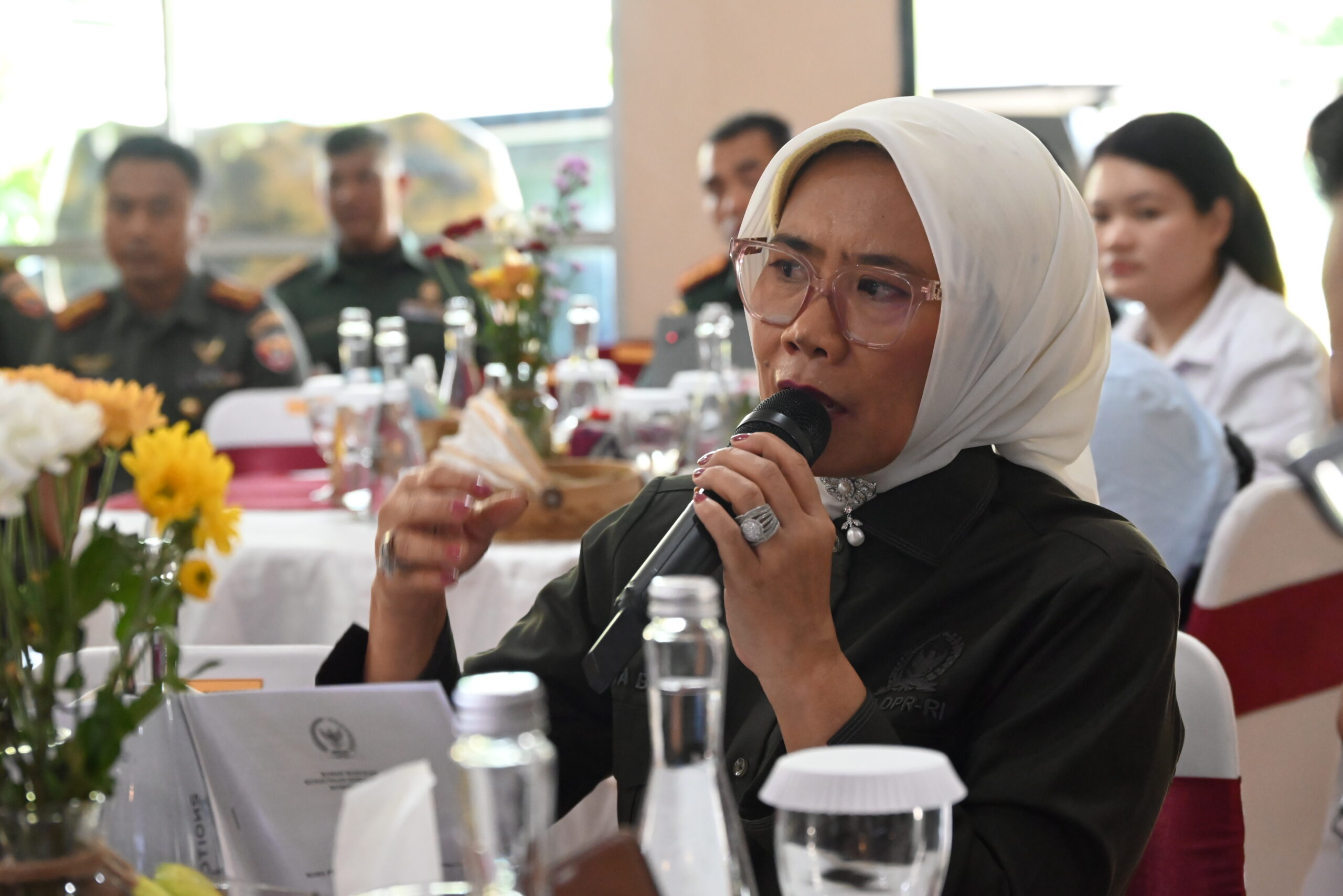 Anggota Komisi I DPR RI Elita Budiati saat melakukan kunjungan kerja ke Korem 162/Wira Bhakti sebagai bagian dari pengawasan implementasi Undang-Undang Nomor 3 Tahun 2025 tentang TNI di Mataram, NTB, Rabu (26/11/2025). Foto : Ya/Andri.