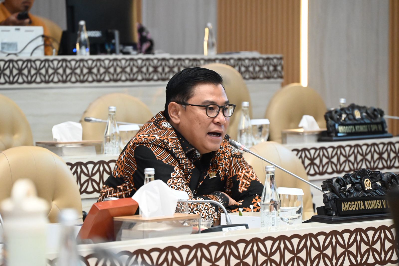Anggota Komisi V DPR RI Danang Wicaksana Sulistya saat mengikuti Rapat Kerja Komisi V di Gedung Nusantara, DPR RI, Senayan, Jakarta, Rabu (26/11/2025). Foto: Sari/vel.