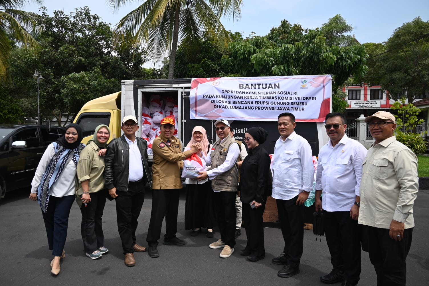 Ketua Harian Timwas Bencana DPR RI, M. Husni saat Memimpin Timwas Penanganan Bencana DPR RI datang langsung ke Pendapa Arya Wiraraja, untuk memastikan pemulihan pascaerupsi Gunung Semeru, Rabu (26/11/2025). Foto : Ssb/Andri.