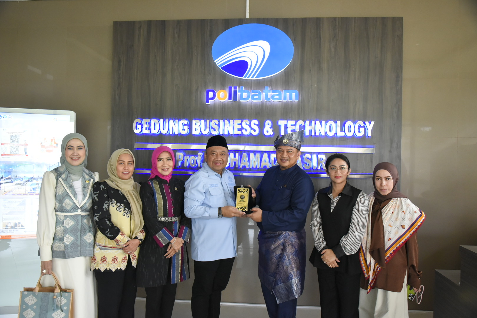 Wakil Ketua Komisi X DPR RI Lalu Hadrian Irfani saat bertukar cinderamata dalam rangka kunjungan kerja Panja RUU Sistem Pendidikan Nasional (Sisdiknas) ke Politeknik Negeri Batam di Kota Batam, Kepulauan, Riau, Kamis (6/11/2025). Foto: Chasbi/vel