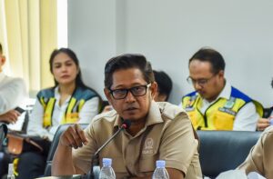 Anggota Komisi V DPR RI Sudjatmiko saat mengunjungi proyek pembangunan akses tol Patimban di Subang, Senin (10/11/2025). Foto : Srw/Andri.