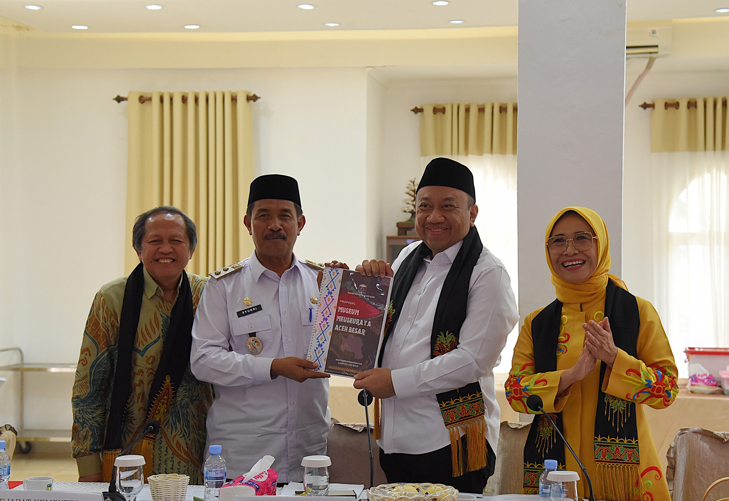 Wakil Ketua Komisi X DPR RI Lalu Hadrian Irfani dalam kunjungan Panitia Kerja (Panja) Pelestarian Cagar Budaya Komisi X DPR RI di Kabupaten Aceh Besar, Rabu (12/11/2025). Foto : Skr/Andri.
