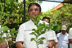 Wakil Ketua Komisi IV DPR RI, Panggah Susanto, usai melakukan penanaman pohon dalam Kunjungan Kerja Komisi IV DPR RI ke Provinsi Bali, Jumat (21/11/2025). Foto: Eko/vel.