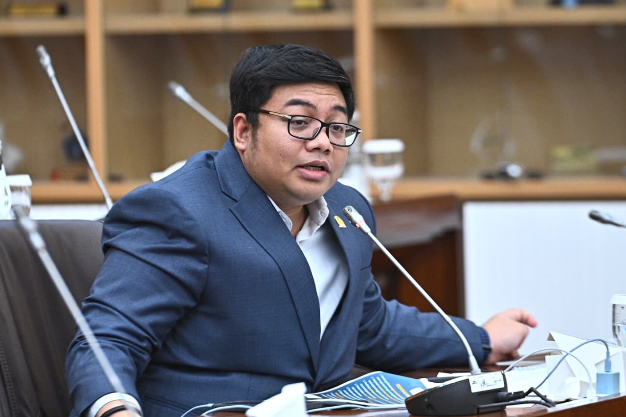 Anggota Komisi VI DPR RI, Kawendra Lukistian saat mengikuti RDPU Komisi VI DPR RI dengan sejumlah ahli dan praktisi yang diselenggarakan di Gedung Nusantara I, Senayan, Jakarta, Selasa (25/11/2025). Foto: Farhan/vel.