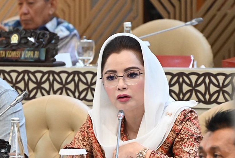 Anggota Komisi V DPR RI Novita Wijayantidalam Rapat Kerja Komisi V DPR RI bersama Menteri Pekerjaan Umum (PU) Dody Hanggodo di Gedung Nusantara, DPR RI, Senayan, Jakarta, Rabu (26/11/2025). Foto : Sari/Andri.