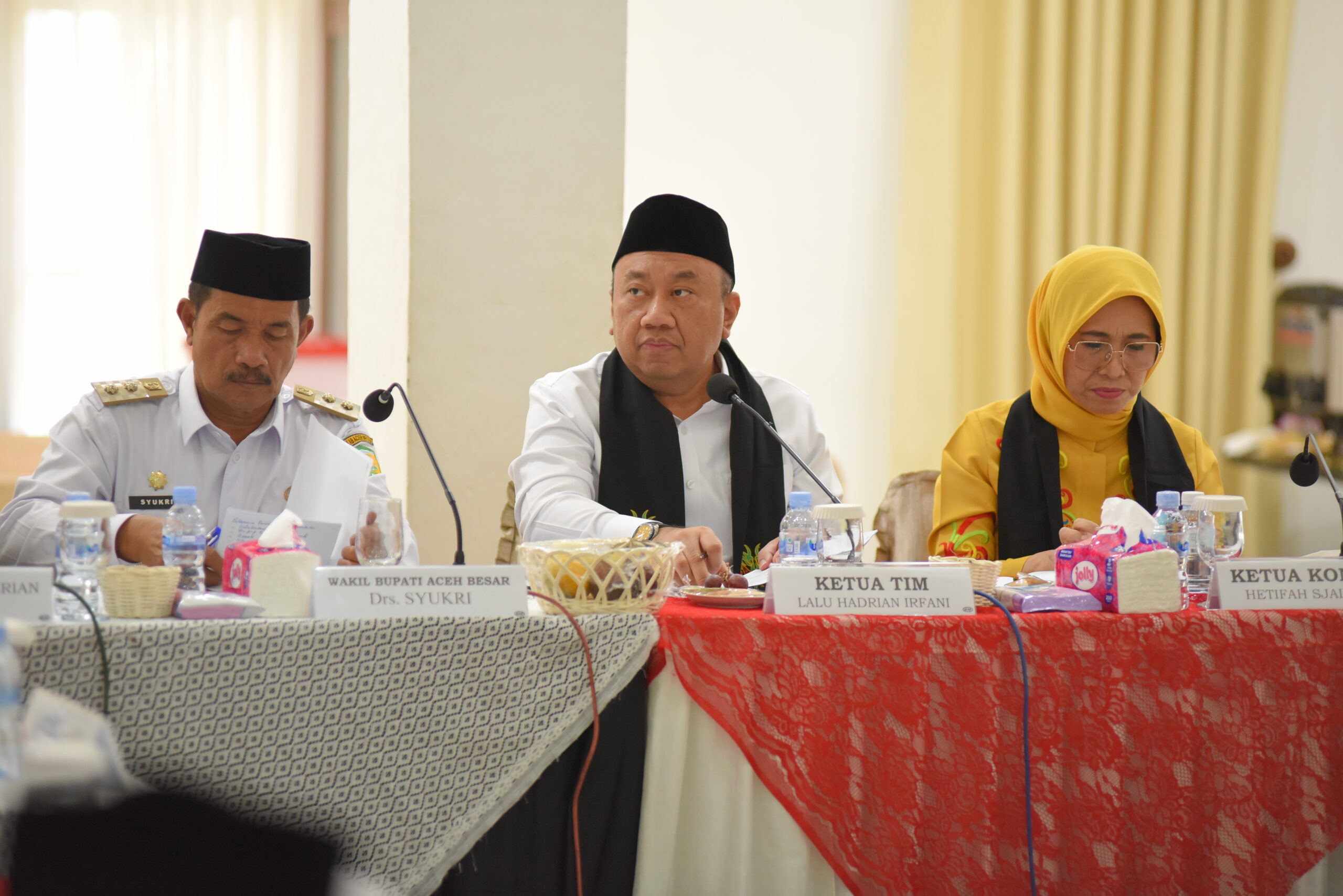 Wakil Ketua Komisi X DPR RI Lalu Hadrian Irfani dalam kunjungan Panitia Kerja (Panja) Pelestarian Cagar Budaya Komisi X DPR RI di Kabupaten Aceh Besar, Rabu (12/11/2025). Foto : Skr/Andri.