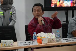 Anggota Komisi VII DPR RI, Tifatul Sembiring, saat mengikuti pertemuan dalam rangka meninjau operasional PT Lotte Chemical Indonesia (LCI) di Cilegon, Banten. Foto: Ucha/vel.