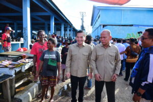 Anggota Komisi IV DPR RI, Sturman Panjaitan (kanan) meninjau Tempat Pelelangan Ikan (TPI) Jembatan Puri di Sorong, Papua Barat Daya, Kamis (30/10/2025). Foto: Eki/vel.