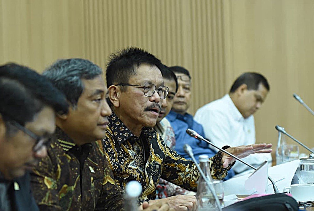 Anggota Komisi XII DPR RI Ramson Siagian dalam Rapat Kerja Komisi XII DPR RI bersama Menteri Energi dan Sumber Daya Mineral (ESDM) di Gedung Nusantara I, Kompleks Parlemen, Senayan, Jakarta, Selasa (11/11/2025). Foto : Jaka/Andri