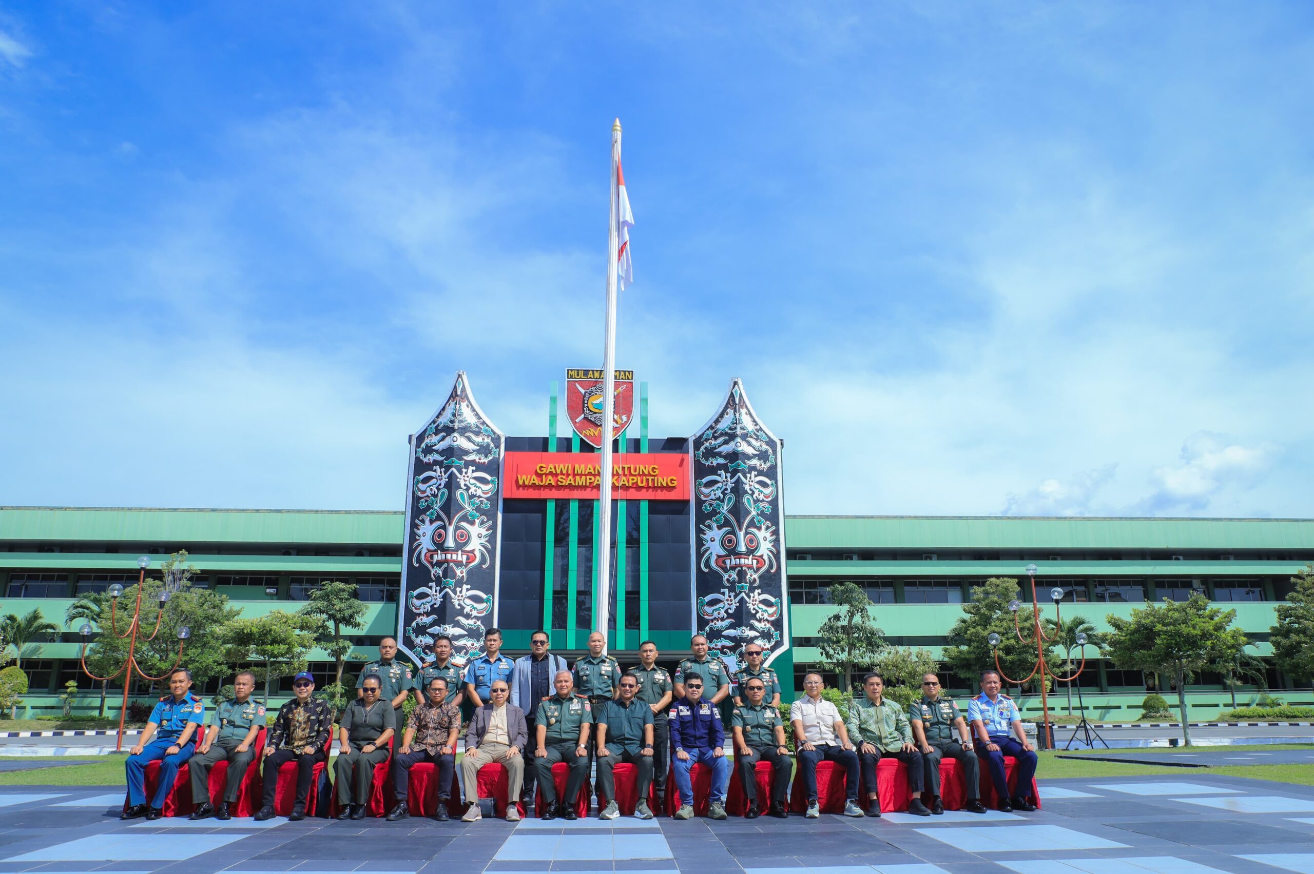 Tim Kunjungan Spesifik Komisi I DPR RI, saat foto bersama dalam rangka kunjungan kerja ke Kodam VI/Mulawarman di Balikpapan, Kalimantan Timur, Rabu (12/11/2025). Foto: Nadya/vel