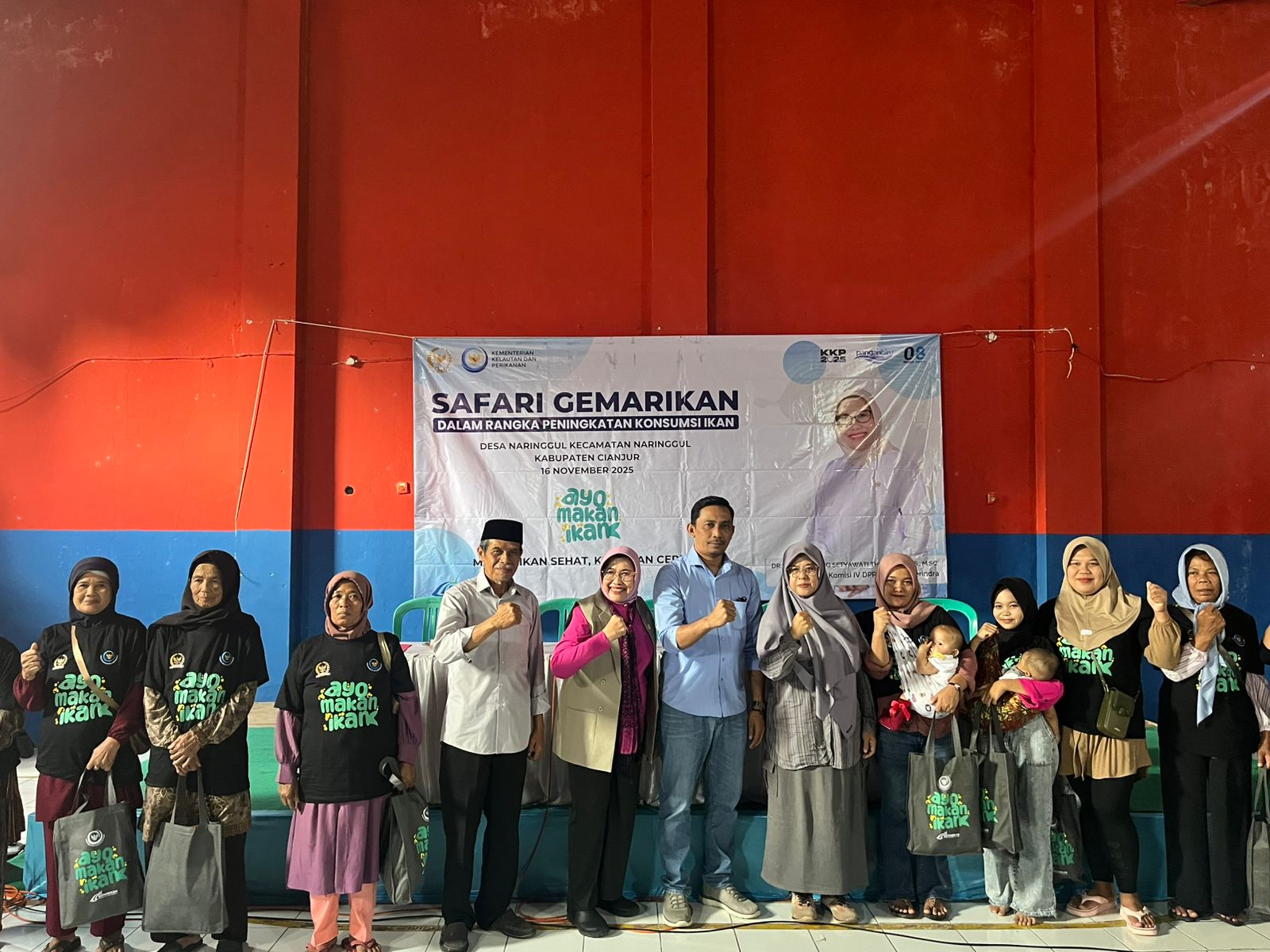 Anggota Komisi IV DPR RI, Endang Setyawati Thohari, berfoto bersama usai melaksanakan Safari Gemar Makan Ikan (GEMARIKAN) di Desa Sukabakti dan Desa Naringgul, Cianjur. Foto: Ist/vel.