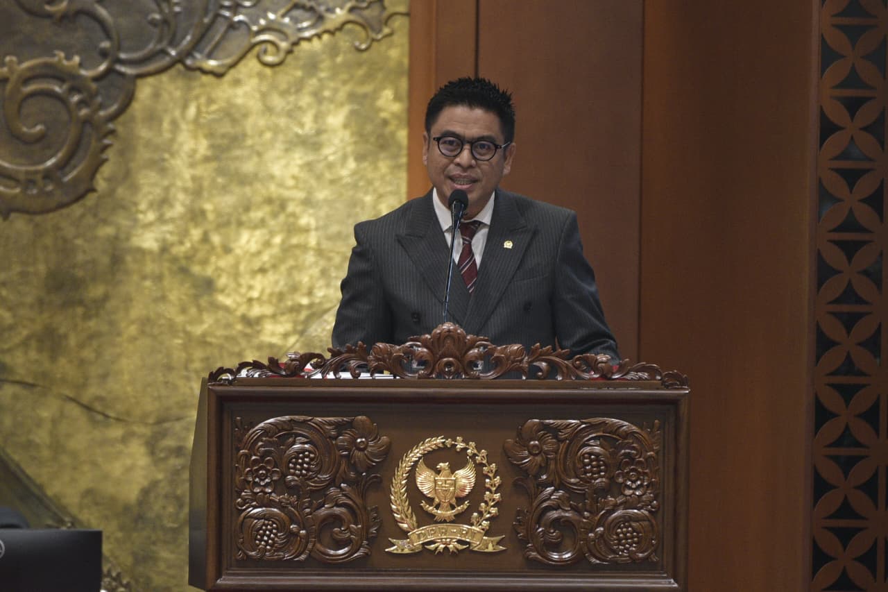 Anggota DPR RI Endipat Wijaya saat menyampaikan laporan Panitia Khusus mengenai hasil pembicaraan tingkat I RUU tentang Pengelolaan Ruang Udara dalam rapat paripurna, Selasa (25/11/2025). Foto: Munchen/vel.