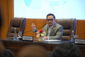 Ketua Komisi II DPR RI M. Rifqynizamy Karsayuda saat memberikan materi kegiatan Parlemen Remaja di Gedung Nusantara, Kompleks Parlemen, Senayan, Jakarta, Rabu (5/11/2025). Foto: Tari/vel.