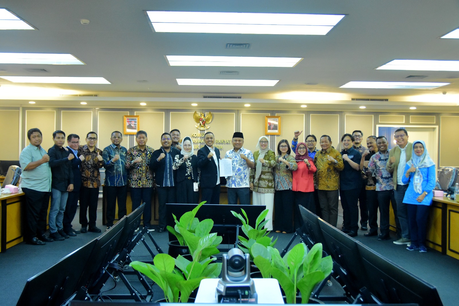 Ketua Komisi XIII DPR RI Willy Aditya usai Rapat Panja dan Internal Komisi XIII mengenai Perubahan Undang-Undang PSdK di Gedung Nusantara II, Senayan, Jakarta, Senin (10/11/2025). Foto : Runi/Andri.