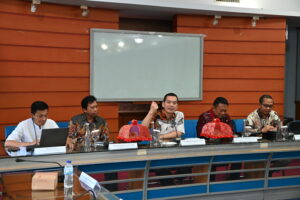 Anggota Baleg DPR RI Daniel Johan saat memimpin pertemuan di Universitas Hassanudin, Makassar, Sulawesi Selatan, Jumat (7/11/2025). Foto : Gal/Andri