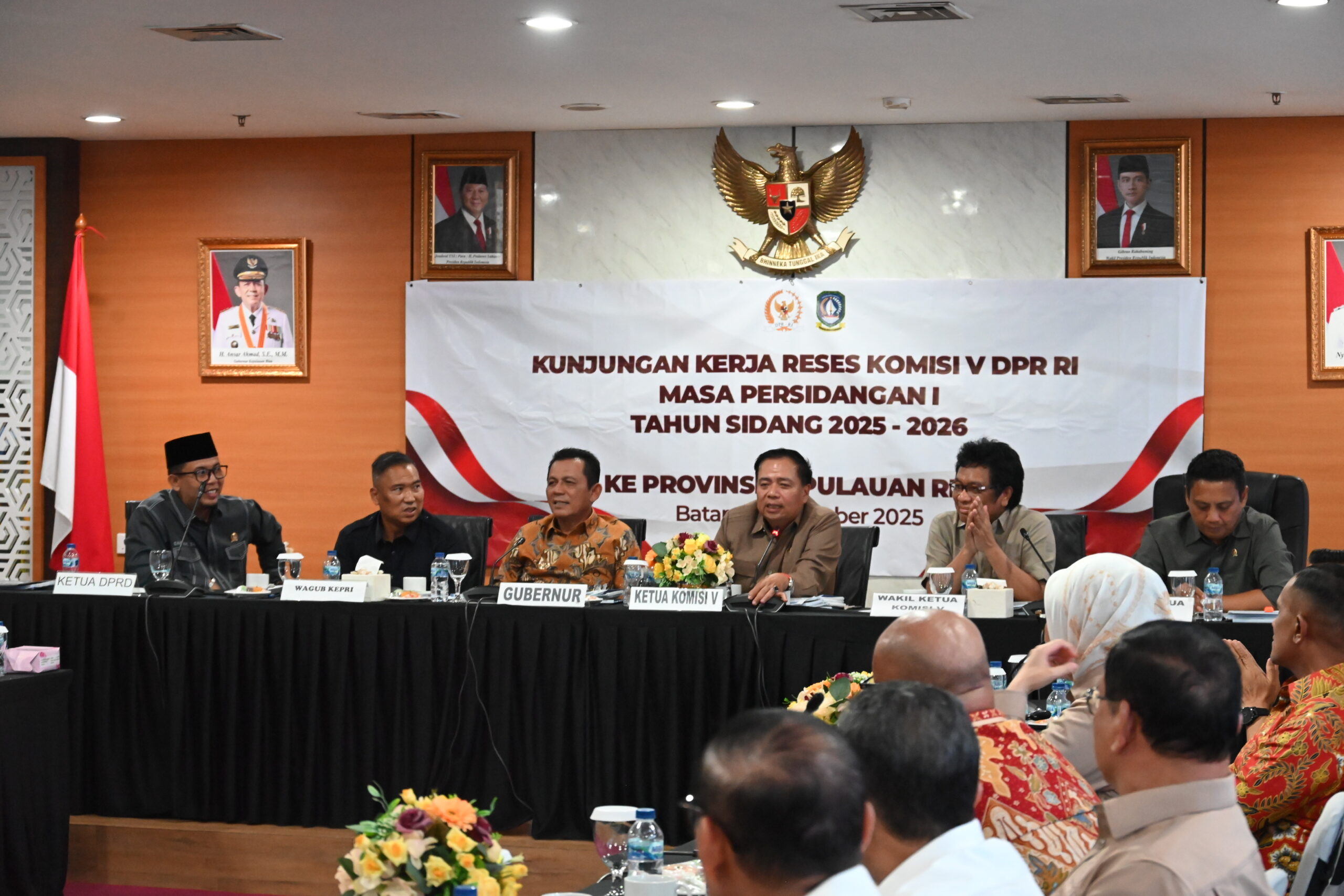 Ketua Komisi V DPR RI Lasarus saat memimpin pertemuan kunjungan kerja reses Komisi V DPR RI ke Provinsi Kepulauan Riau, pada Rabu (29/10/2025). Foto: Bunga/vel.