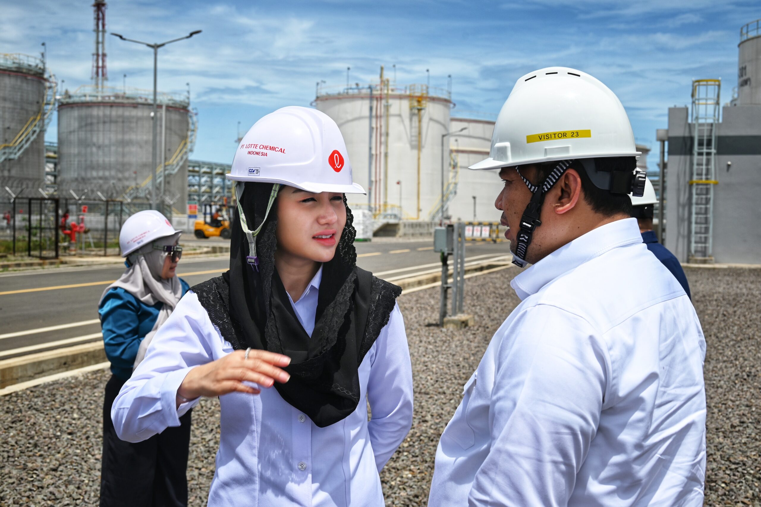 Anggota Komisi VII DPR RI, Novita Hardini, saat mengikuti Kunjungan Kerja Spesifik Komisi VII ke PT Lotte Chemical Indonesia di Cilegon, Banten, Jumat (21/11/2025). Foto: Ucha/vel.