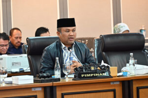 Wakil Ketua Komisi XIII DPR RI Sugiat Santoso saat memimpin RDP dan RDPU dengan Dirjen Pelayanan dan Kepatuhan HAM, Plt. Dirjen Instrumen dan Penguatan HAM Kemenham, dan PT Toba Pulp Lestari (TPL) di Gedung Nusantara, Rabu (26/11/2025). Foto: Runi/vel.